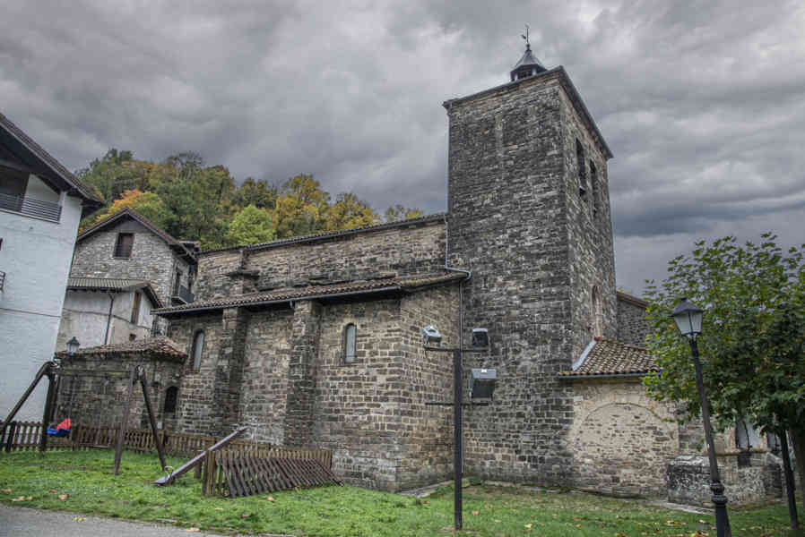 Comunidad Foral de Navarra 186 - Urzainqui - parroquia de San Martín.jpg